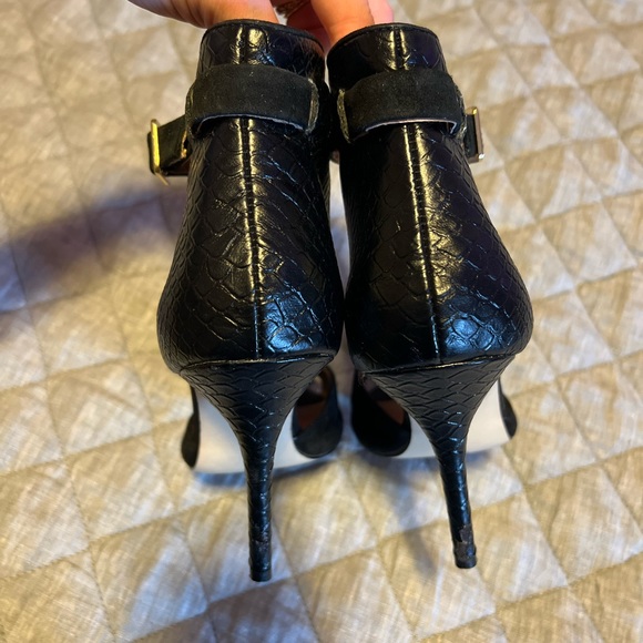 Steve Madden Black Suede Leather Step Out Heels - 8 - Picture 5 of 10